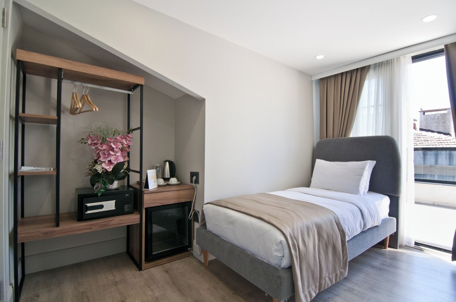 Habitación individual Deluxe, 1 cama individual, balcón, vistas a la ciudad | Ropa de cama hipoalergénica, minibar, caja fuerte y escritorio