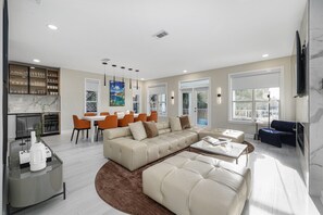 Smart TV, fireplace, video games, DVD player - H2O Living•Pool & Hot Tub•Game Room•Private Beach •Free Chair Service+Beach Gear (Miramar Beach)