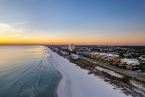Beach nearby - H2O Living•Pool & Hot Tub•Game Room•Private Beach •Free Chair Service+Beach Gear (Miramar Beach)