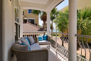 Property grounds - H2O Living•Pool & Hot Tub•Game Room•Private Beach •Free Chair Service+Beach Gear (Miramar Beach)