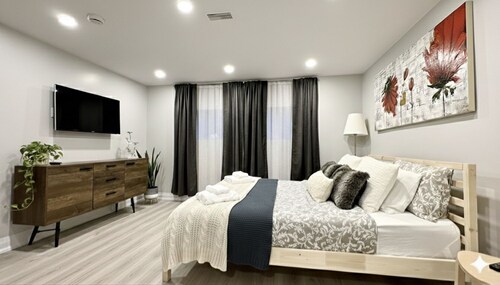 Cozy studio apt near YYZ | separate entrance + free Parking