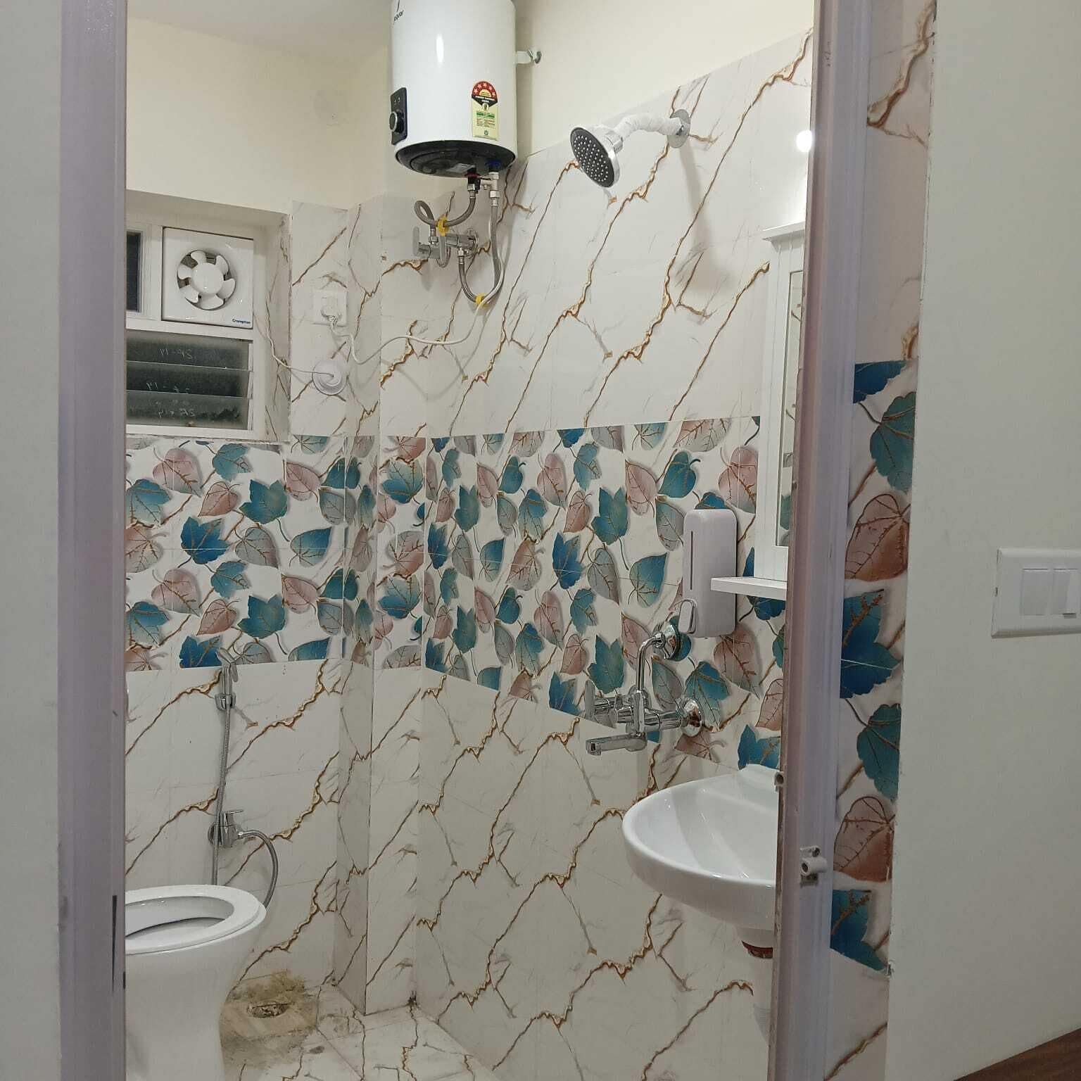 Quarto luxo, vista para a cidade | Banheiro | Chuveiro, produtos de toalete grátis, toalhas de banho, sabonete