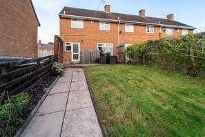 Exterior - Cosy 3-Bed House With Parking | 5 Mins to QE & Uni (Birmingham)