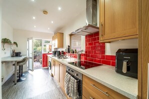 Microwave, oven, stovetop, dishwasher - Cosy 3-Bed House With Parking | 5 Mins to QE & Uni (Birmingham)