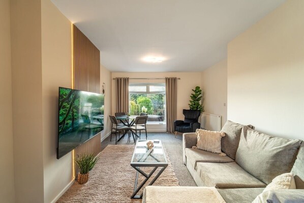 TV - Cosy 3-Bed House With Parking | 5 Mins to QE & Uni (Birmingham)