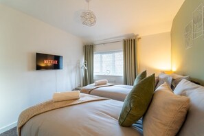 Iron/ironing board, WiFi, bed sheets - Cosy 3-Bed House With Parking | 5 Mins to QE & Uni (Birmingham)