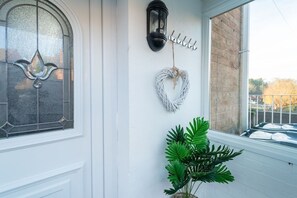 Exterior detail - Cosy 3-Bed House With Parking | 5 Mins to QE & Uni (Birmingham)