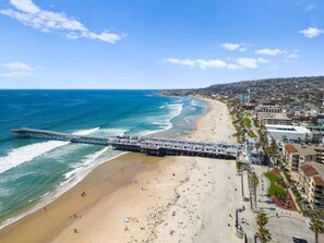 Beach nearby - 2 blocks from Tourmaline Beach! 2BR Lux Penthouse! (San Diego)