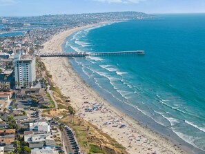 Beach nearby - 2 blocks from Tourmaline Beach! 2BR Lux Penthouse! (San Diego)