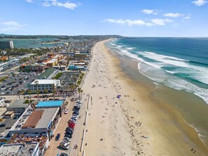 Beach nearby - 2 blocks from Tourmaline Beach! 2BR Lux Penthouse! (San Diego)