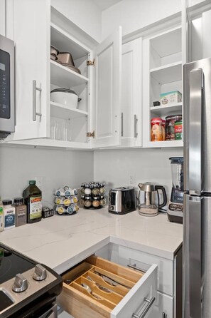Refrigerador, microondas, horno, placa de cocina