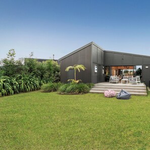 Exterior - Light-filled Sun House - Matarangi Holiday Home (Matarangi)