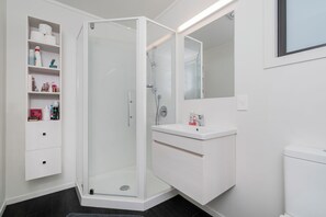 Shower, hair dryer - Light-filled Sun House - Matarangi Holiday Home (Matarangi)