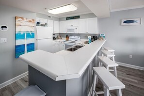 公寓客房, 1 張特大雙人床和 1 張沙發床 (Pelican Isle 202) | 私人廚房