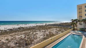 Vista a la playa desde un hotel con piscina.