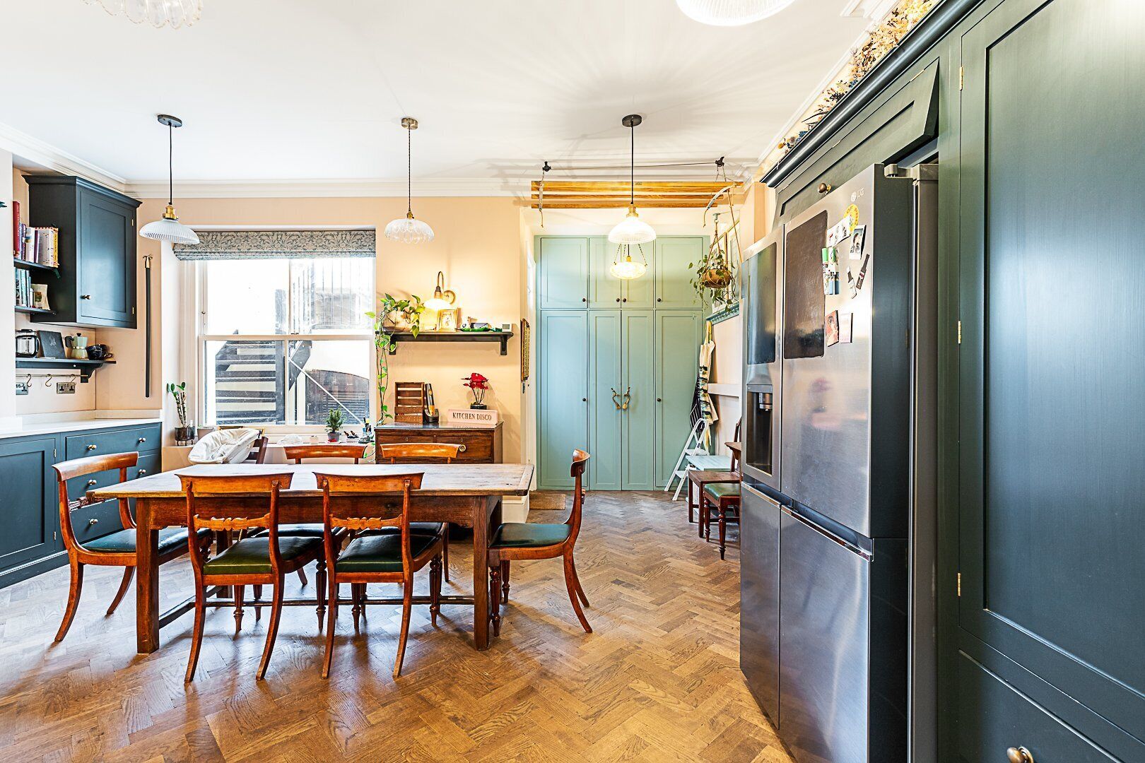 Refrigerador, microondas, lavavajillas y cafetera y tetera 