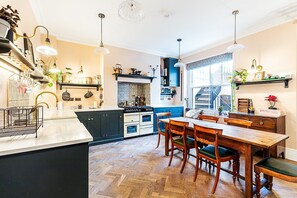 Fridge, microwave, dishwasher, coffee/tea maker - Charming Maida Vale Home Near Canals (London)