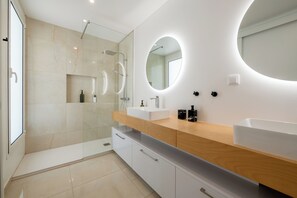 Regadera, secadora de cabello, bidet, toallas 