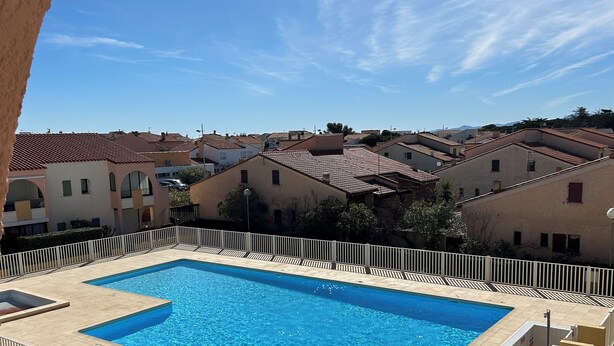 Una piscina en la azotea con vista a edificios residenciales.