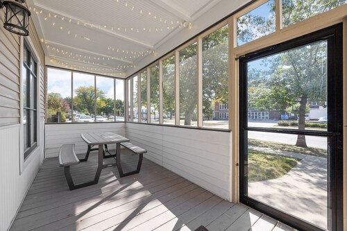 The Gilded Goose - spacious 4-bedroom with 10-minute walk to downtown Iowa City