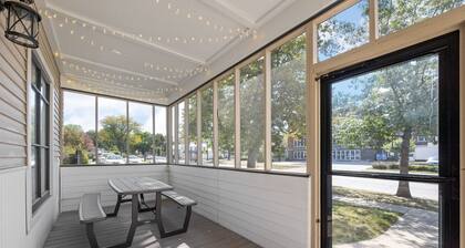 The Gilded Goose - spacious 4-bedroom with 10-minute walk to downtown Iowa City