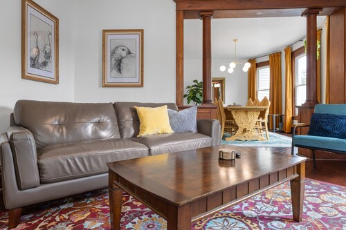 The Gilded Goose - spacious 4-bedroom with 10-minute walk to downtown Iowa City