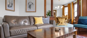 The Gilded Goose - spacious 4-bedroom with 10-minute walk to downtown Iowa City