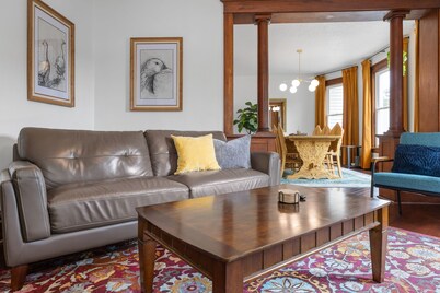 The Gilded Goose - spacious 4-bedroom with 10-minute walk to downtown Iowa City