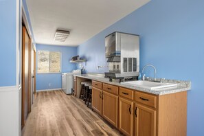 Frigorifero, microonde, forno, piano cottura