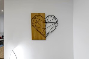 Ein geometrisches Kunstwerk an der Wand.