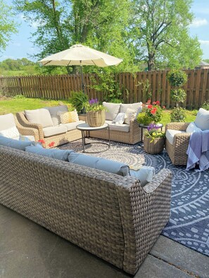 Property grounds - Historic Farmhouse -Modern Amenities -1800’s Charm (Bois D'Arc)