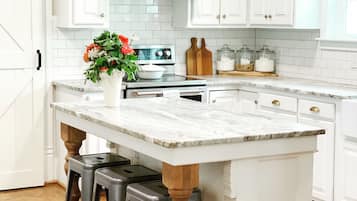 Four à micro-ondes, un four, surface de cuisson, lave-vaisselle