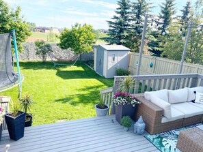 Property grounds - Luxury 4 Bed Home w/ King Bed, Sauna & Fire Table. 45 mins to Rocky Mountains! (Calgary)