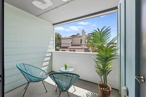 Property grounds - Luxe Penthouse: Steps to Beach! King Bed & Parking (San Diego)