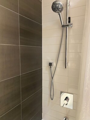 Serviettes fournies, savon, papier de toilette