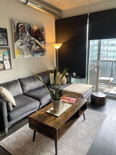 Modern Artistic Loft 5 minutes to Distillery District. Pet-Friendly!