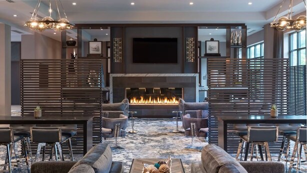 Un espace de détente moderne avec une cheminée, des canapés et une table à manger.