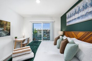 2 bedrooms, desk, iron/ironing board, travel cot - 2 Blocks to Beach! King Beds, Fast Wi-Fi, Parking (San Diego)