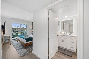2 bedrooms, desk, iron/ironing board, travel cot - 2 Blocks to Beach! King Beds, Fast Wi-Fi, Parking (San Diego)