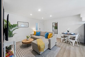 TV - 2 Blocks to Beach! King Beds, Fast Wi-Fi, Parking (San Diego)
