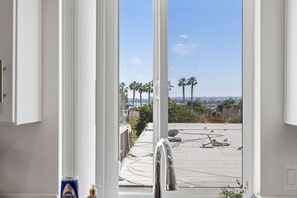 Interior - 2 Blocks to Beach! King Beds, Fast Wi-Fi, Parking (San Diego)