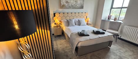 Quarto casal conforto, vista para a colina | Espaço de trabalho para notebook, Wi-Fi de cortesia