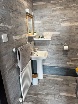 Kamar Double Comfort, pemandangan bukit | Kamar mandi | Shower, perlengkapan mandi gratis, handuk, dan tisu toilet