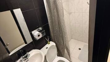 Dusche, Handtücher, Seife, Toilettenpapier