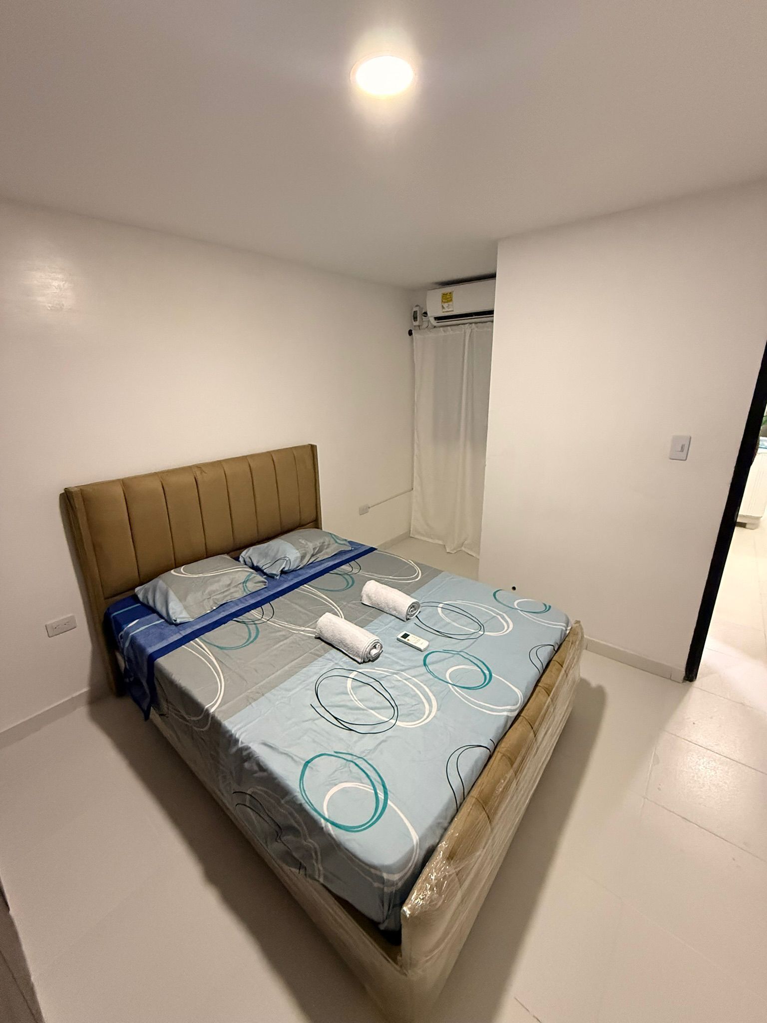 Een strijkplank/strijkijzer, wifi, beddengoed