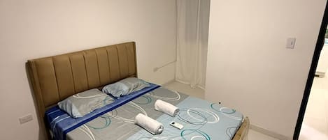 Een strijkplank/strijkijzer, wifi, beddengoed