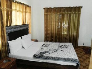 Soundproofing, iron/ironing board, free WiFi - Khyber Inn (Islamabad)