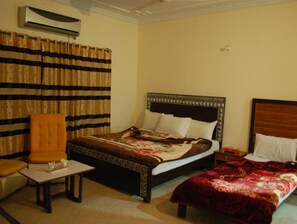 Soundproofing, iron/ironing board, free WiFi - Khyber Inn (Islamabad)