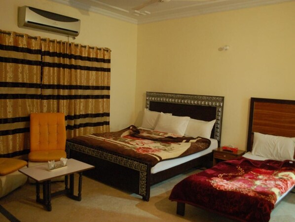 Soundproofing, iron/ironing board, free WiFi - Khyber Inn (Islamabad)