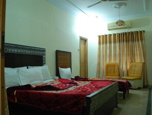 Soundproofing, iron/ironing board, free WiFi - Khyber Inn (Islamabad)